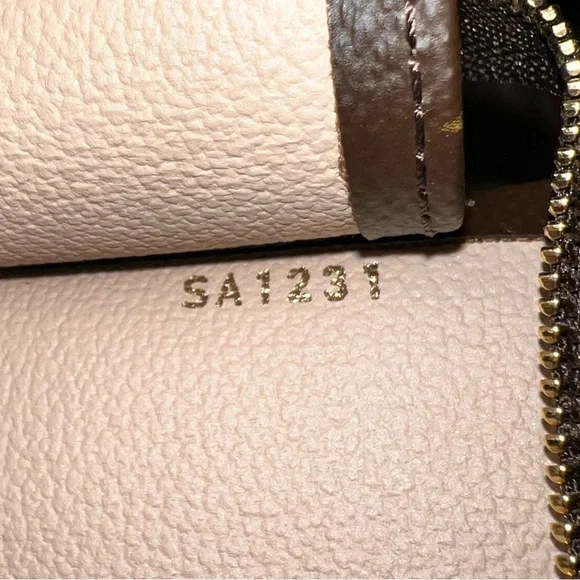 Brand new Authentic Louis Vuitton toiletry pouch 26 - Picture 4 of 8